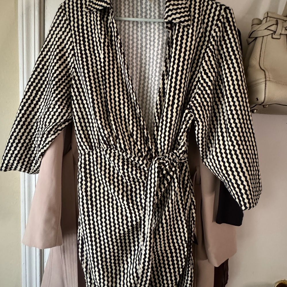 H&M Black and White Patterned Top